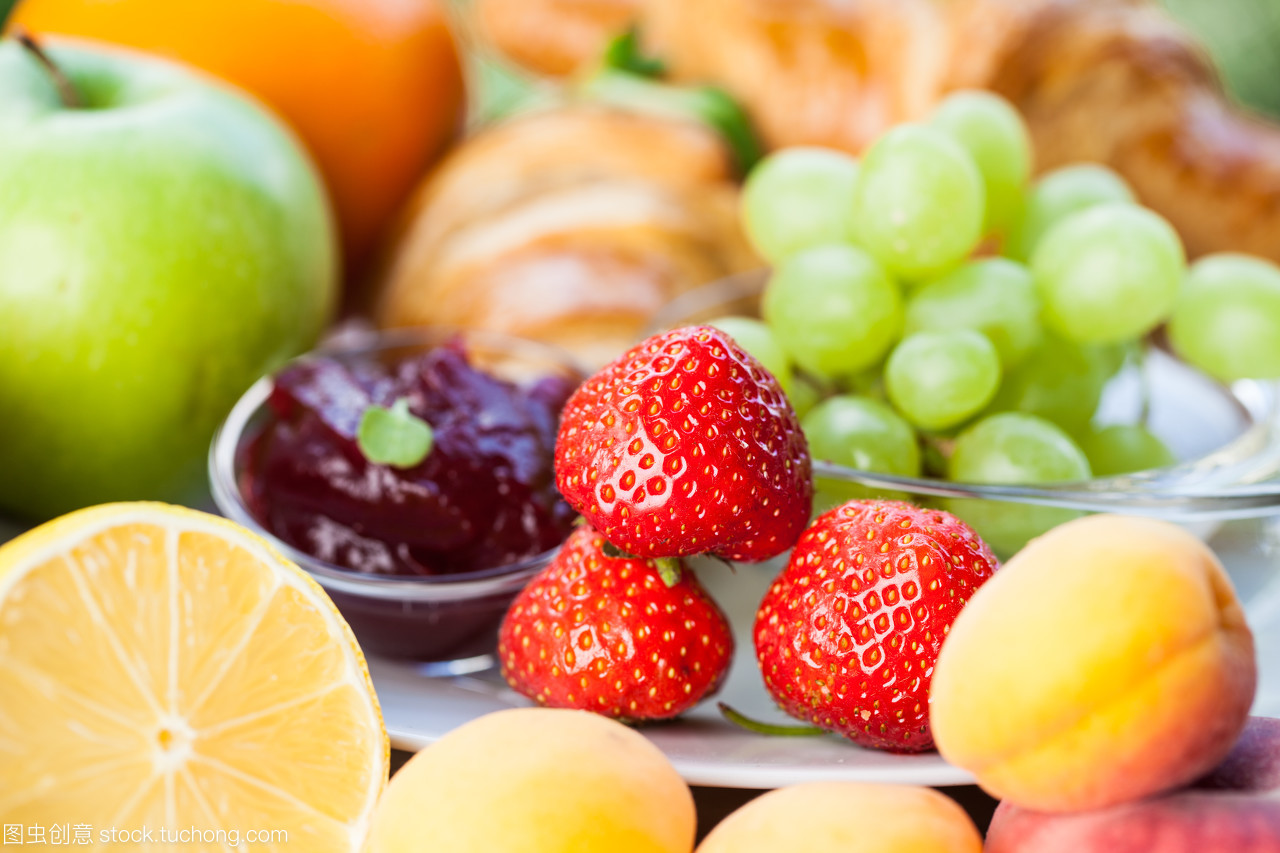 牛角包、生鮮水果與化妝品 日常生活中的精致與健康